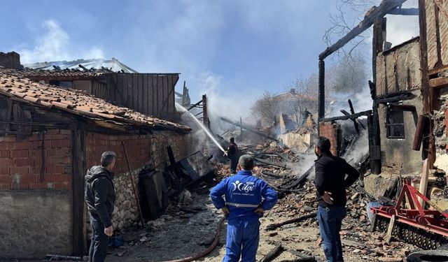 Kastamonu'da çıkan yangında 2 ev, 3 depo ve bir araç zarar gördü