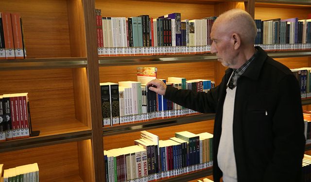 Kitap kurdu emekli öğretmen 71 yıldır okuma tutkusunu sürdürüyor