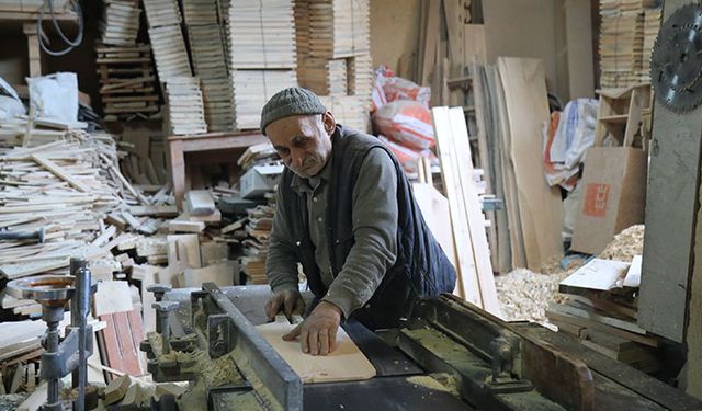 Marangoz ustası babasından öğrendiği mesleği 55 yıldır sürdürüyor