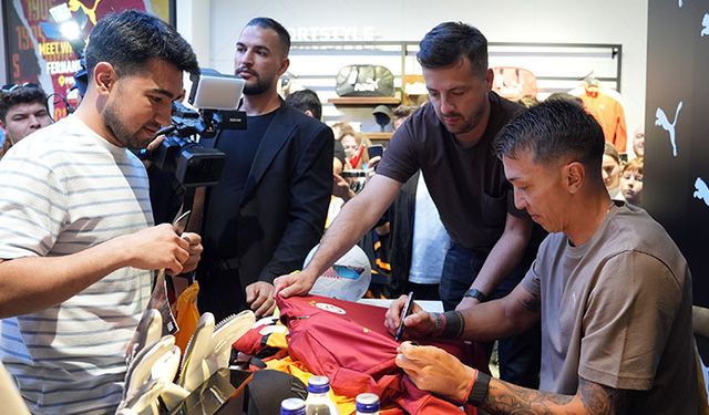 Fernando Muslera, imza gününde taraftarla buluştu