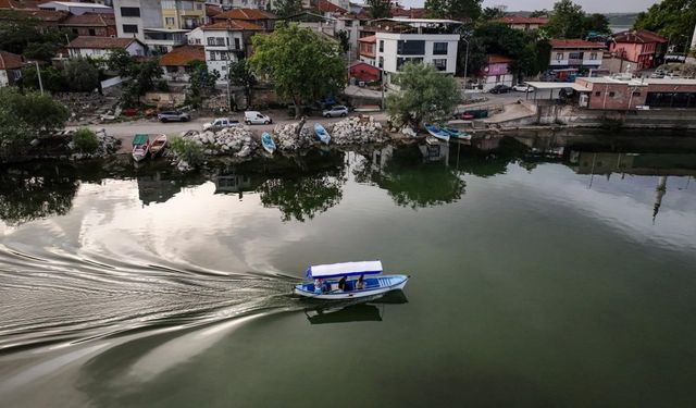 ‘Küçük Venedik’in kayıkçı kadınları Uluabat Gölü'nde turist gezdiriyor