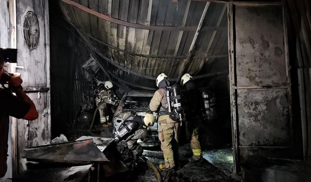 Bahçelievler'deki yangında çok sayıda tamirhane hasar gördü: 10 araç yandı