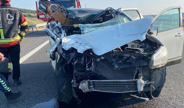 Balıkesir'de otoyolda otomobil tıra çarptı: 2 ölü, 2 yaralı