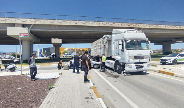 Bandırma’da feci kaza: otomobil ile çekici çarpıştı, 2 kişi yaralandı