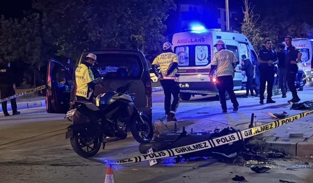 Erzincan’da hafif ticari araç ile motosiklet çarpıştı: 2 ölü