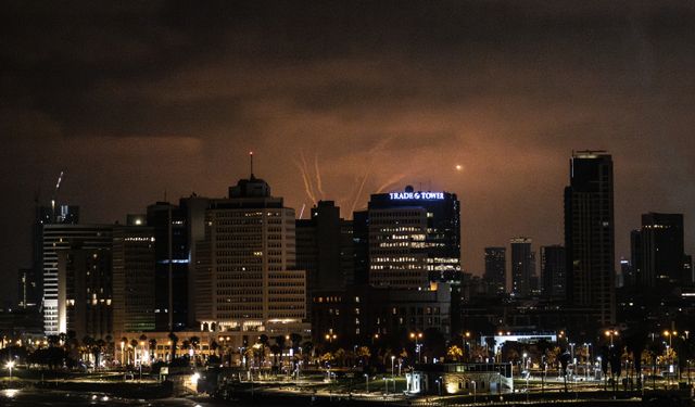 İran'dan atılan füzelerden bazıları Tel Aviv ve çevresine isabet etti
