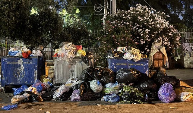 İzmir'de sokaklar yine çöple doldu