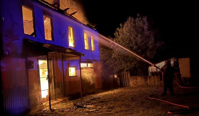 Karabük'te 2 katlı müstakil ev alev alev yandı