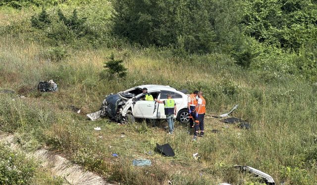 Kuzey Marmara Otoyolu’nun şarampole devrilen araçtaki 8 kişi yaralandı