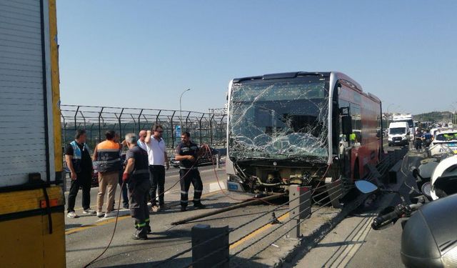 Kontrolden çıkan metrobüs bariyerlere çarptı