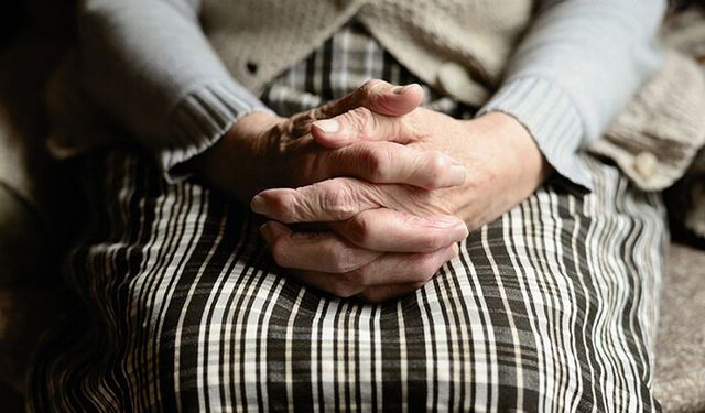 Uzmanlardan alzaymır uyarısı: Beyin 30'lu yaşlarda küçülmeye başlıyor