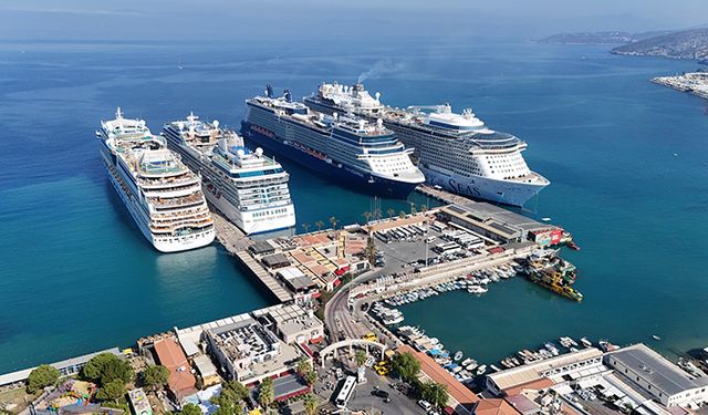 Kuşadası'na 4 kruvaziyerle 13 bin 750 turist geldi