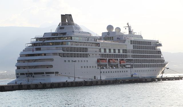 Yolcu gemisi "Seven Seas Navigator" Alanya Limanı'na demirledi