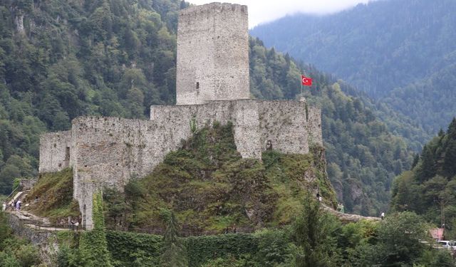 Rize'de doğaseverlerin rotasındaki Zil Kale 8 ayda 140 bin ziyaretçi ağırladı