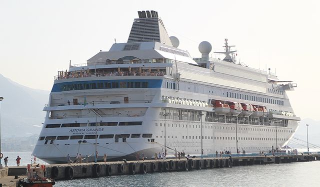 "Astoria Grande" adlı kruvaziyer, Alanya Limanı'na demirledi