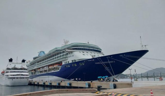 Bodrum'a 2 gemi ile 2 bin 64 yolcu geldi