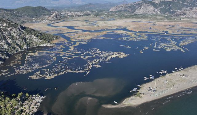 Havadan görünümüyle labirenti andıran Dalyan Kanalı, ekimde de turist çekiyor