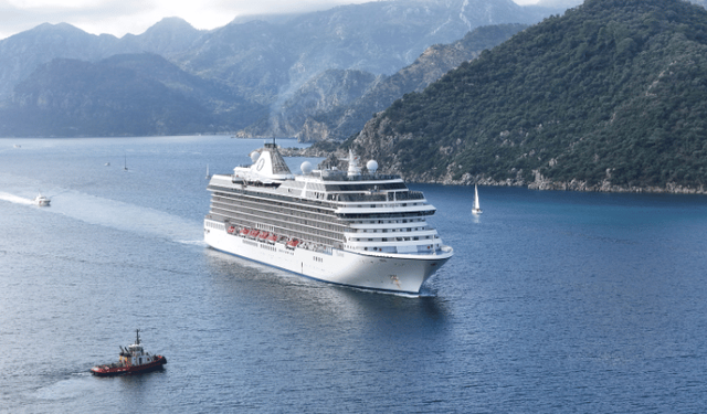 "Marina" kruvaziyeri 1193 yolcusuyla Marmaris'e geldi