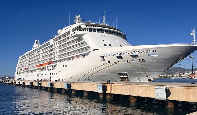 "Seven Seas Voyager" kruvaziyeri Bodrum Limanı'na demirledi