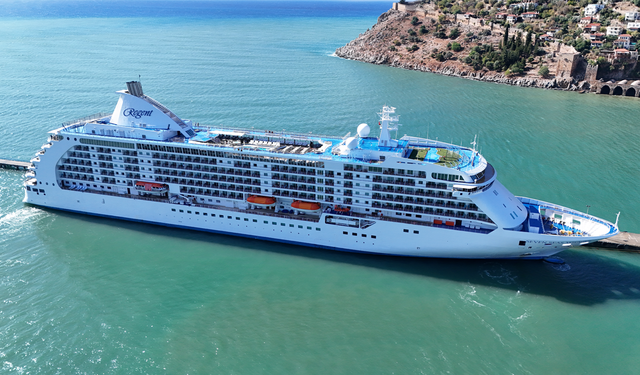 "Seven Seas Voyager" kruvaziyeri Alanya Limanı'na demirledi