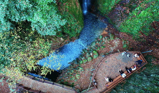 Aktaş Şelalesi misafirlerini sonbahar renkleriyle ağırlıyor
