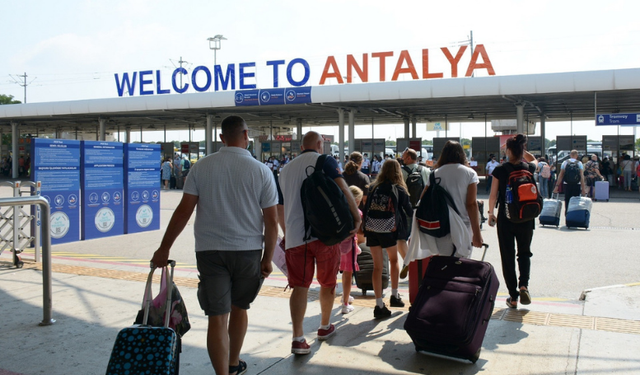 Antalya’da sezon kapanmıyor! Altın sonbahar turizme yarıyor