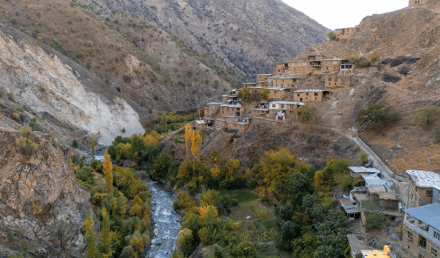 Bitlis'teki taş evler, sonbahar manzarasıyla mest ediyor