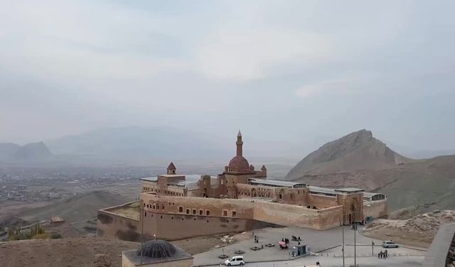 İshak Paşa Sarayı'nda ara tatil yoğunluğu yaşanıyor