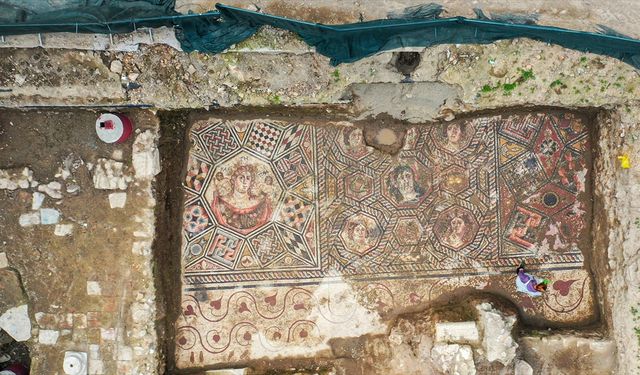 İznik'te 3. yüzyıla ait taban mozaiği gün yüzüne çıkarılıyor