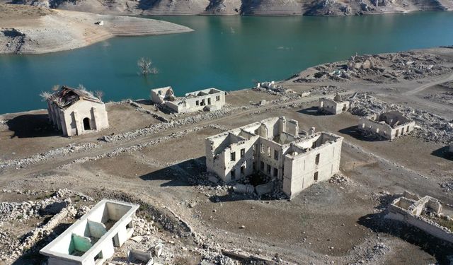 Kars'ta baraj sularının çekilmesiyle köy gün yüzüne çıktı