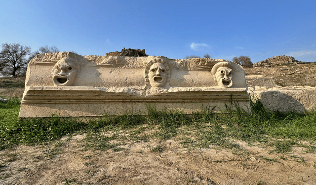 Osmaniye'deki Kastabala Antik Kenti'nde 5 mask kabartması daha bulundu
