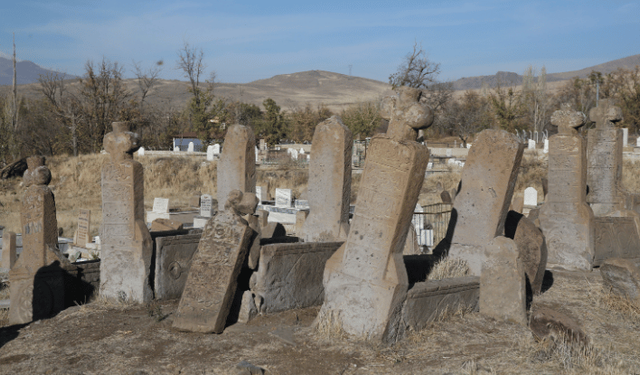 Kayseri'de 11. yüzyıla ait bezemeli mezar taşları belgelendi