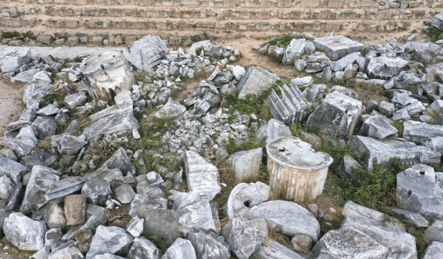 Kyzikos Hadrian Tapınağı'ndaki sütunlar Roma dönemini anlatıyor