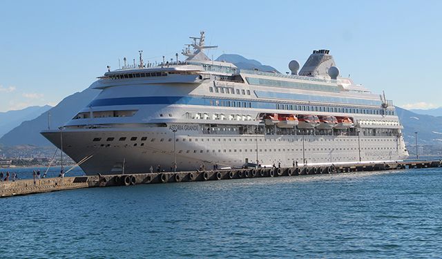 Palau bayraklı kruvaziyer "Astoria Grande" Alanya Limanı'na demirledi