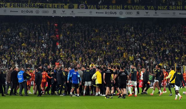 Derbide maç başlamadan saha karıştı!