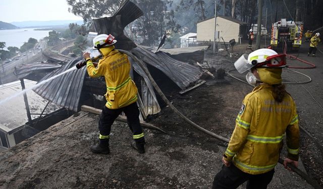 Avustralya'da orman yangınları: 16 ev küle döndü