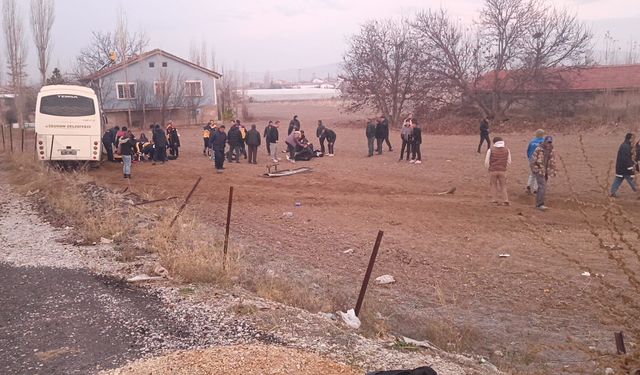 Afyonkarahisar'da öğrenci servis aracı ile kamyonet çarpıştı: 14 yaralı