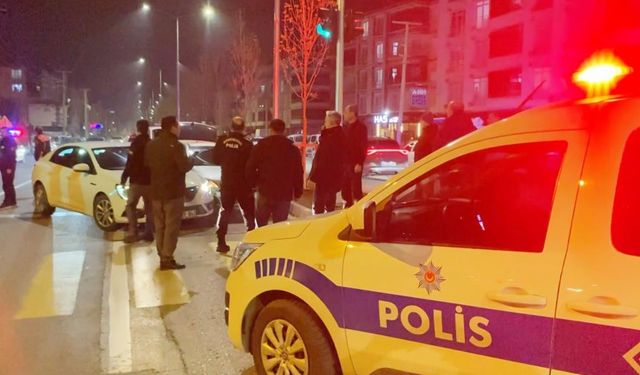 Alkollü sürücü emniyet müdürünün makam aracına çarptı