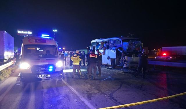 Amasya'da cezaevi aracı kaza yapan araçlara çarptı: 23 yaralı