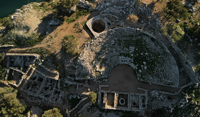 Amos Antik Kenti'nde Asur Tanrıçası İştar betimlemeli gümüş kolye bulundu