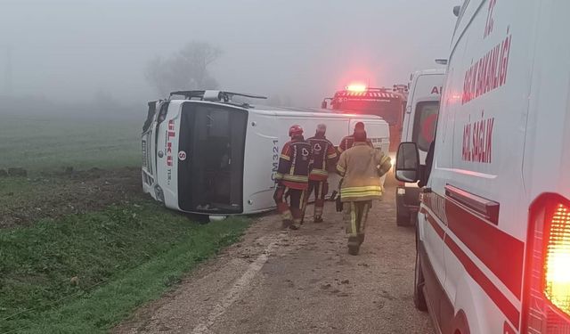 Balıkesir'de devrilen öğrenci servisindeki 9 kişi yaralandı