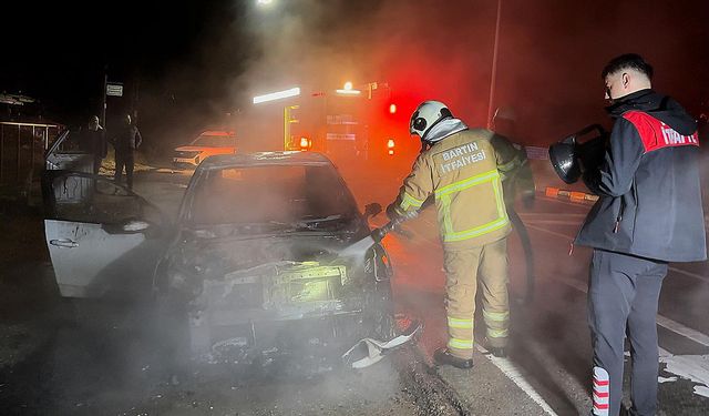 Bartın'da park halindeki araç küle döndü
