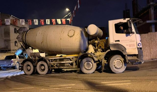 Beton mikserinin içine düşen sürücü öldü