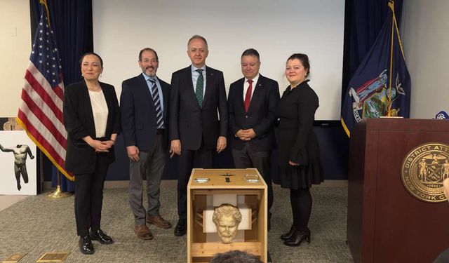 Bakan Ersoy açıkladı: Boubon'un kayıp imparatoru ve 28 eser yurda dönüyor