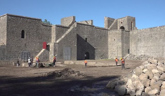 Diyarbakır'da tarihi surun bir bölümü gün yüzüne çıkarıldı