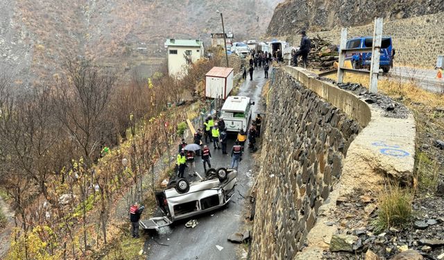 Ehliyetsiz sürücü faciaya yol açtı! Kamyonet alt yola devrildi, 2’si kardeş 3 ölü