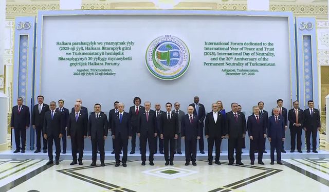 Cumhurbaşkanı Erdoğan, "Uluslararası Barış ve Güven Forumu"nda aile fotoğrafı çekimine katıldı