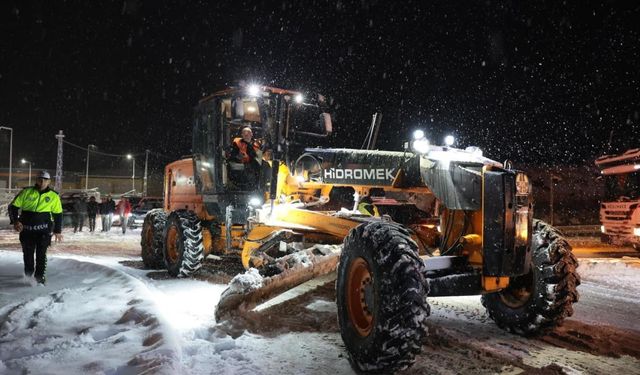 Erzincan’da kar ve tipi nedeniyle yollar ulaşıma kapatıldı