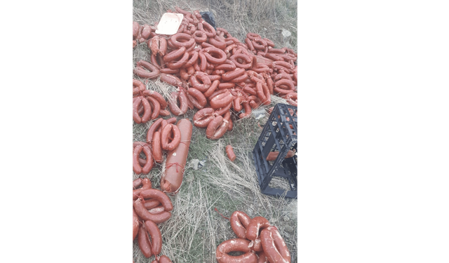 Ankara’da yüzlerce kilo et ürünü boş araziye atıldı