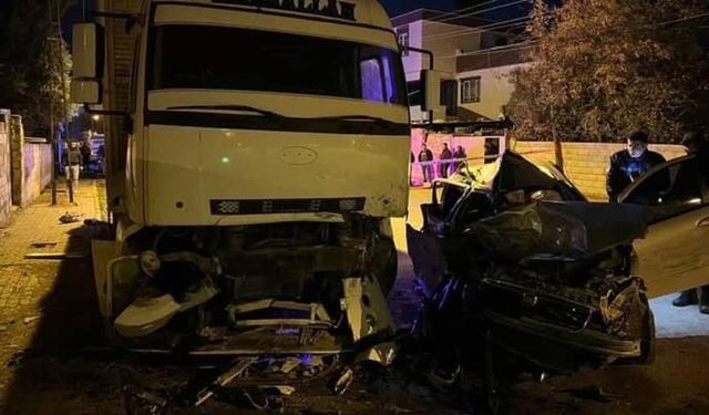 Gaziantep'te otomobil park halindeki kamyona çarptı: 2 ölü